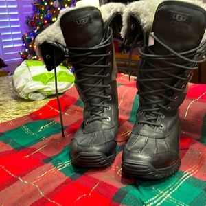 Almost new Blk Gray leather Uggs only wore one time to Boston mostly indoors.